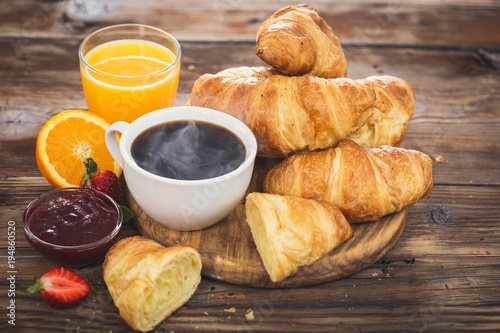 Doppelrollo mit Motiv - Fresh homemade croissants with black coffe and orange juice (von pilipphoto)