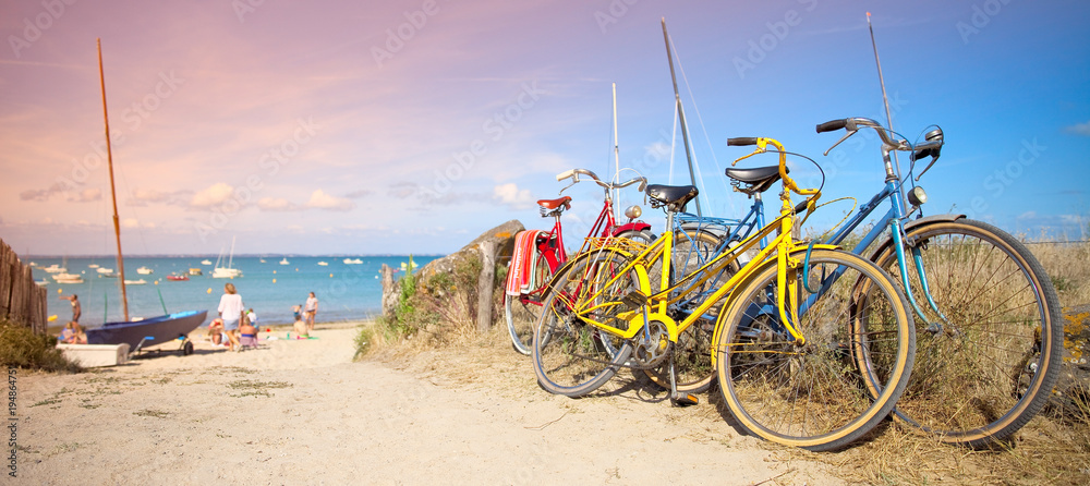Poster France Bretagne Plage Vélo En Bord De Mer