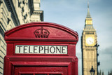 Fototapeta Londyn - iconic british old red telephone box