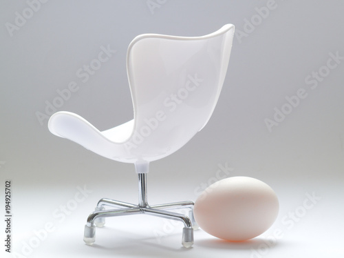 白い椅子と卵 Adobe Stock でこのストック画像を購入して 類似の画像をさらに検索 Adobe Stock