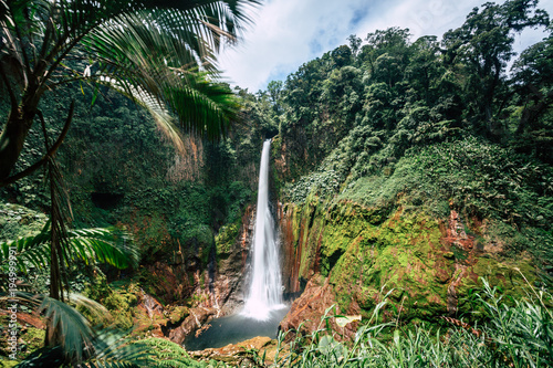 catarata-del-toro-do-lasu-deszczowego-kostaryka-ameryka-srodkowa