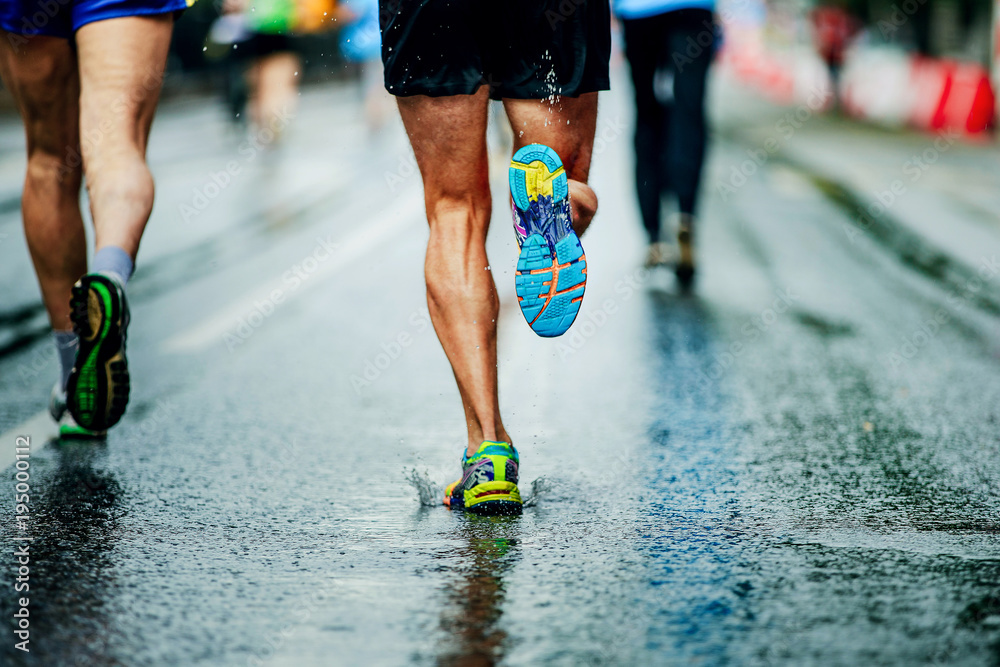 water sprays from under running shoes runner men - obrazy, fototapety, plakaty 