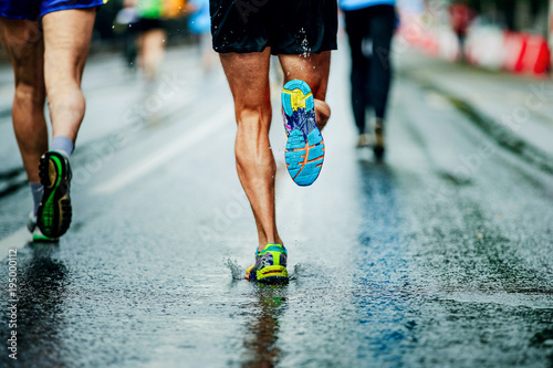 Fotomural water sprays from under running shoes runner men
