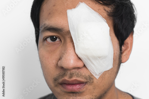 Fotografía White medicine plaster patch on the eye