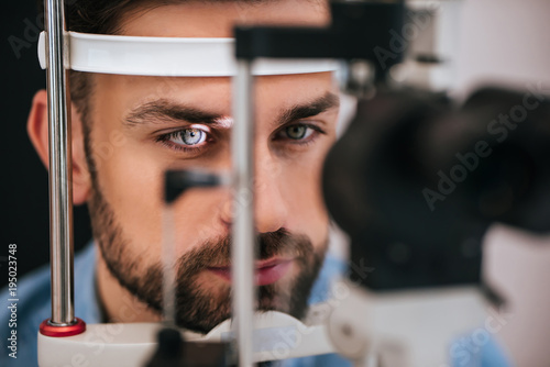 Fotomural Patient in ophthalmology clinic