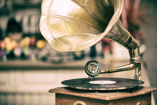 Wall Mural -  - Retro old gramophone radio. Vintage style toned photo