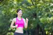 © taka - 公園でジョギングするスポーティーな女性