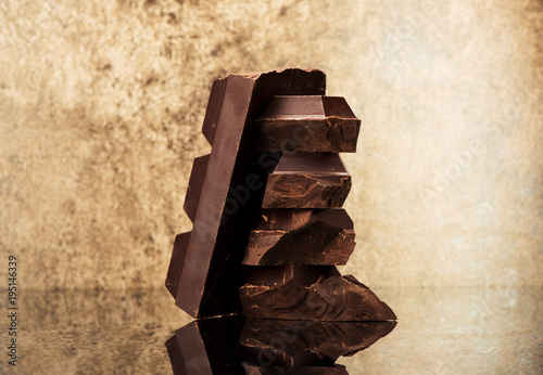 Zdjęcie XXL Blokuje czekoladę na marmurowym tle i składa