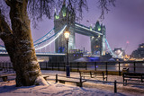 Fototapeta Londyn - London im Winter: die verschneite Tower Bridge am Abend