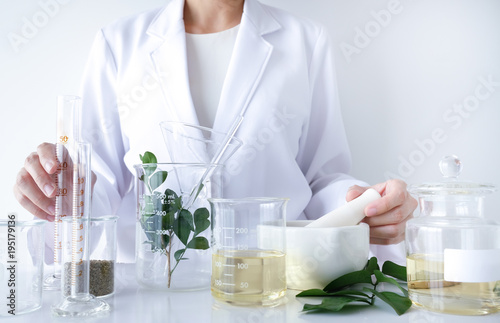 Fotografía the scientist,doctor, make alternative herb medicine with herbal the organic natural in the laboratory