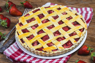 Poster - The strawberry pie in the wooden background