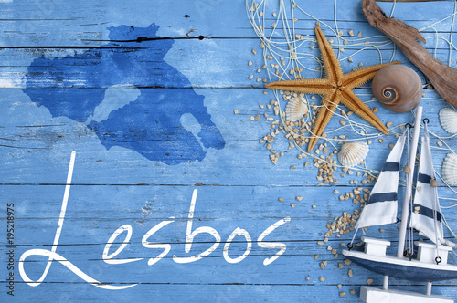 Fotografia  Maritime Dekoration auf blauem Holzhintergrund mit Insel Lesbos Griechenland
