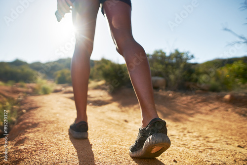 Foto hiker walking on dirt path close up on shoes while walking