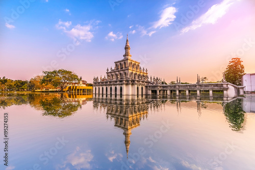 Fotomural Evening sunset at Sukhothai Thammathirat Open University