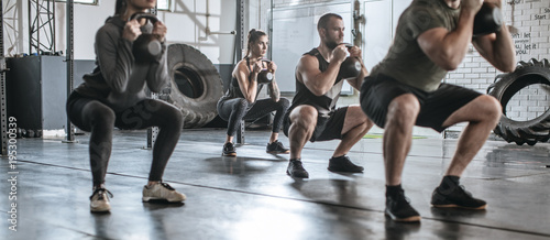People exercising with weights Tableau sur Toile