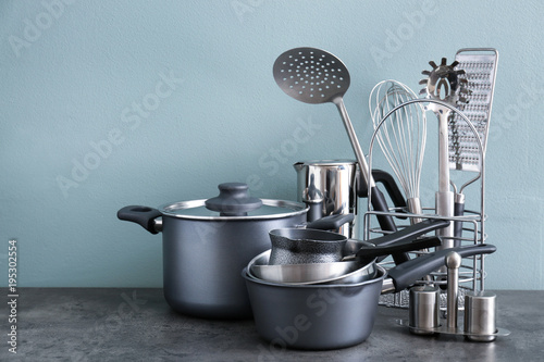 Fotomural Metal cooking utensils on table