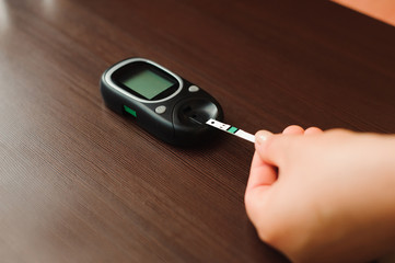 Measuring blood sugar with a blood glucose meter