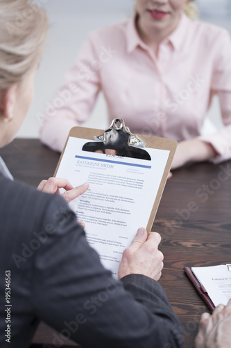 Cuadros en Lienzo Interviewer holding resume