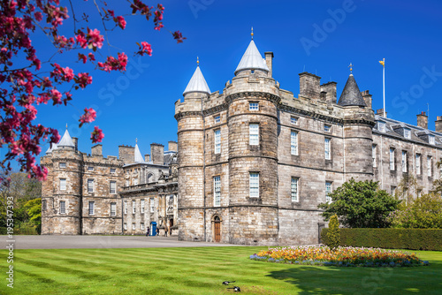 Plakat Pałac Holyroodhouse jest rezydencją królowej w Edynburgu w Szkocji