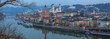 Blaue Stunde in Passau mit Flusskreuzfahrtschiffen in der Winterpause