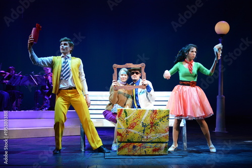 Fotografía Young actors and Actresses dance on the stage of the theater