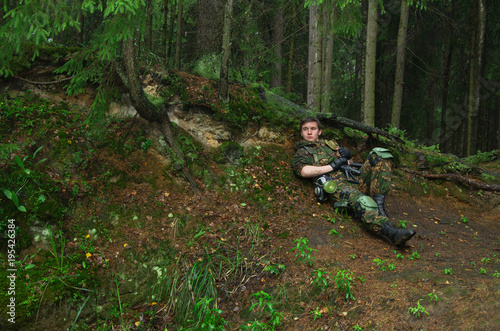 Fotografía soldier hiding and resting over the hill in the woods