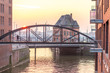 Romantischer Sonnenuntergang am Hafen in Hamburg