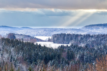  Panorama der Winterlandschaft im Bayrischen Wald bei dramatischem Abendlicht.