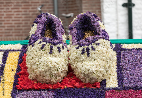 Fotografía Traditional clogs made of hyacinths at the traditional flowers parade Bloemencor