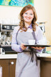 © karepa - Servicekraft in einem Cafe