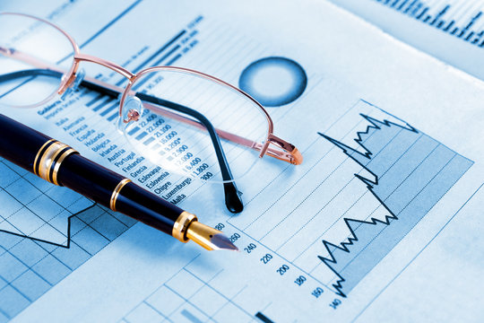 Finanzas y negocios.Contabilidad bancaria y bolsa de valores.Detalle de graficos de acciones y divisas