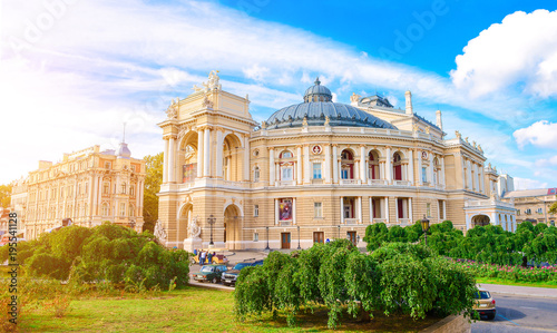 Obraz Dibond Teatr Opery i Baletu. Teatr w Odessie. Sztuka wokalna. Stara architektura. Blask słońca Błękitne, bezchmurne niebo.
