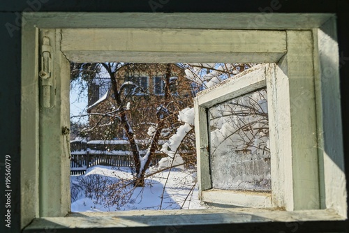 Fotografie, Obraz открытая форточка с видом на зимнюю улицу