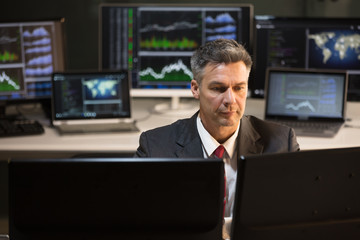 Aufkleber - Stock Market Broker Looking At Multiple Computer Screen