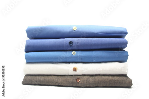 Fotografía camisa planchada y doblada en la tintoreria