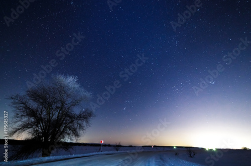 Zdjęcie XXL Gwiaździste niebo nad mroźną zimą drogi.