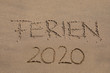 © Frozen Action - Das Wort FERIEN 2020 in den Sand geschrieben
