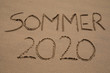 © Frozen Action - Das Wort SOMMER 2020  in den Sand geschrieben