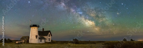 Fotografía The Milky Way over Stage Harbor Lighthouse in Chatham, Massachusetts