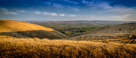 Wall Mural - sun setting over the yakima valley in washington