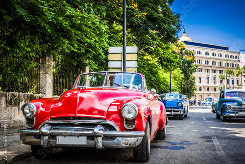 Dekoracja na wymiar  kubanski-czerwony-samochod-na-ulicy-hawany