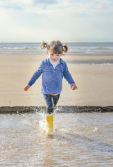 Poster - enfant jouant dans l'eau