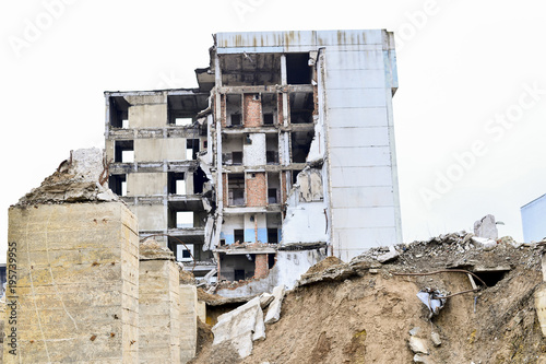 Plakat Pozostałości zniszczonego budynku przemysłowego. Szkielet dużego budynku z betonowymi belkami
