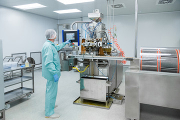 Canvas Print - Pharmacy industry factory man worker in protective clothing in sterile working conditions