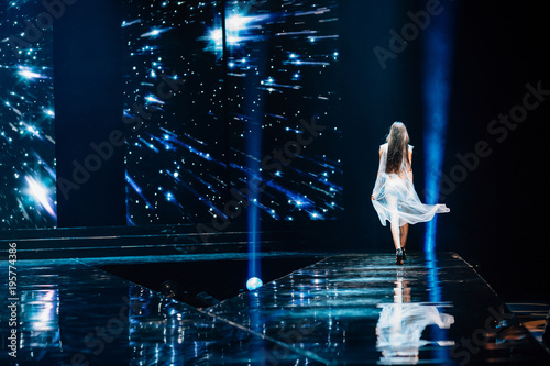 Fotografía The girl defile on the catwalk