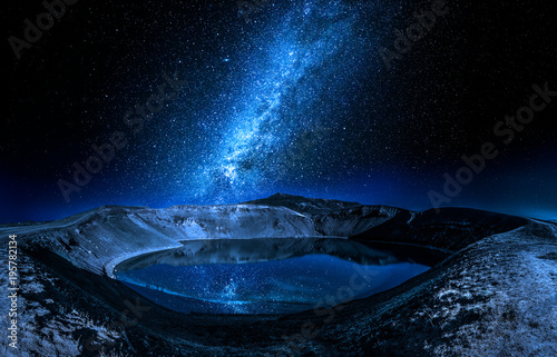 Fotomural Milky way and lake in the volcano crater, Iceland