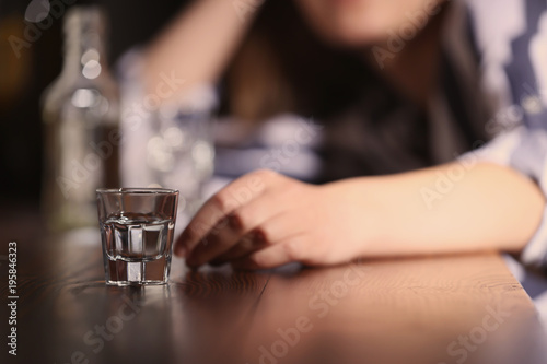 Fotografía Woman with glass of alcohol in bar