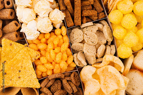 Fotografía Decorative pattern of crunchy spicy snacks, top view, closeup