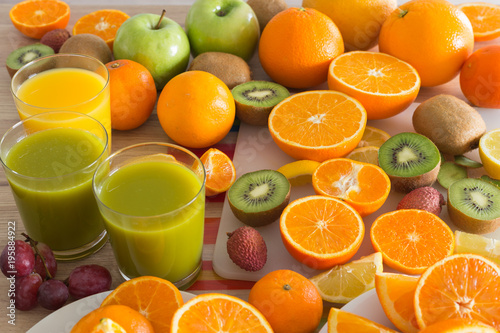 Plakat stół kuchenny z różnymi rodzajami owoców i soków.
