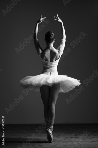  Naklejka baletnica   mloda-piekna-balerina-pozuje-w-studio
